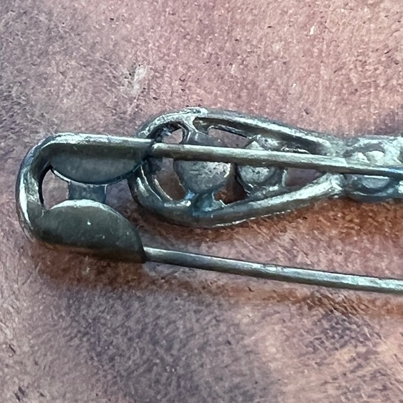Vintage Safety Pin Brooch Bow Pearls Silver Tone Pin Accent Jewelry Accessory - Picture 6 of 8